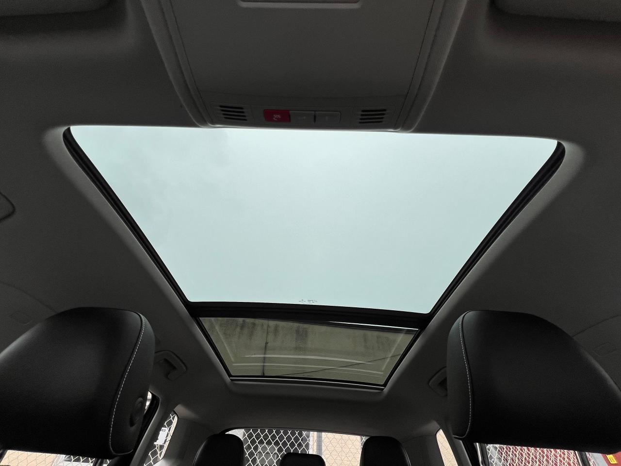 2023 Volkswagen Taos SEL 4MOTION NO ACCIDENTS FULLY LOADED Photo