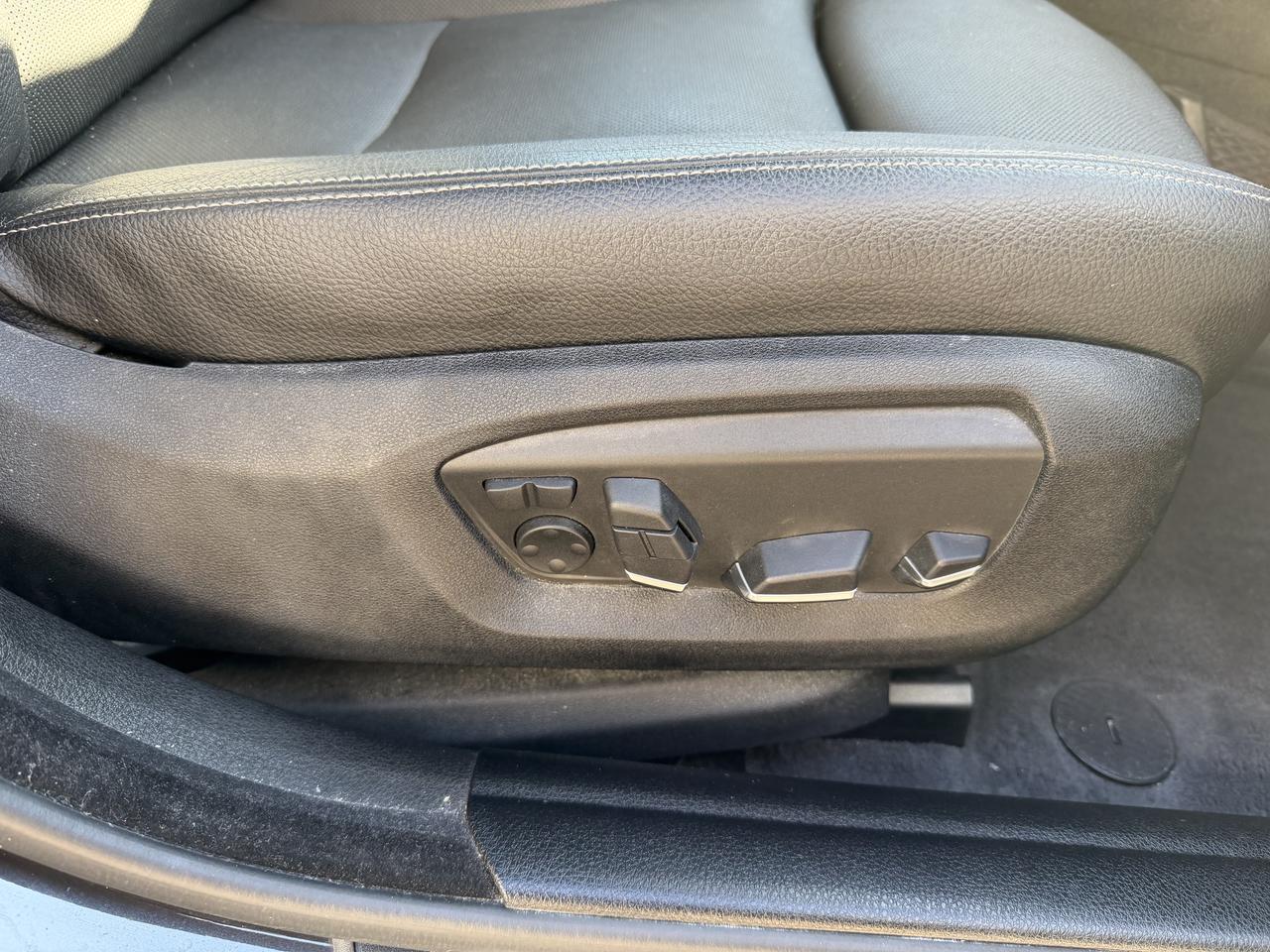 2014 BMW 5 Series 550i xDrive V8, SUPER CLEAN, LEATHER, NAVIGATION Photo99