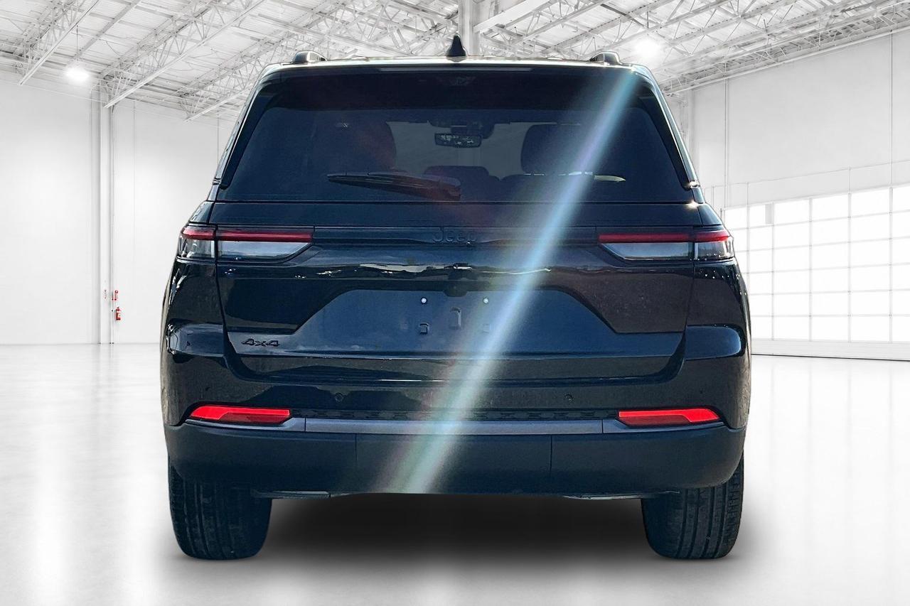 2026 Jeep Grand Cherokee LIMITED | Altitude | Pano Roof | Leather | Nav Photo3