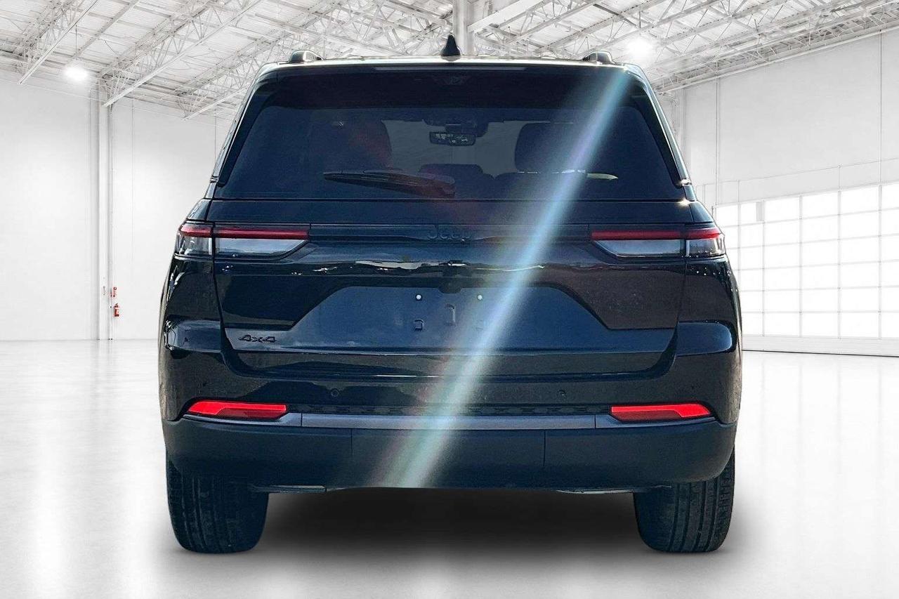 2026 Jeep Grand Cherokee LIMITED | Altitude | Pano Roof | Leather | Nav Photo3