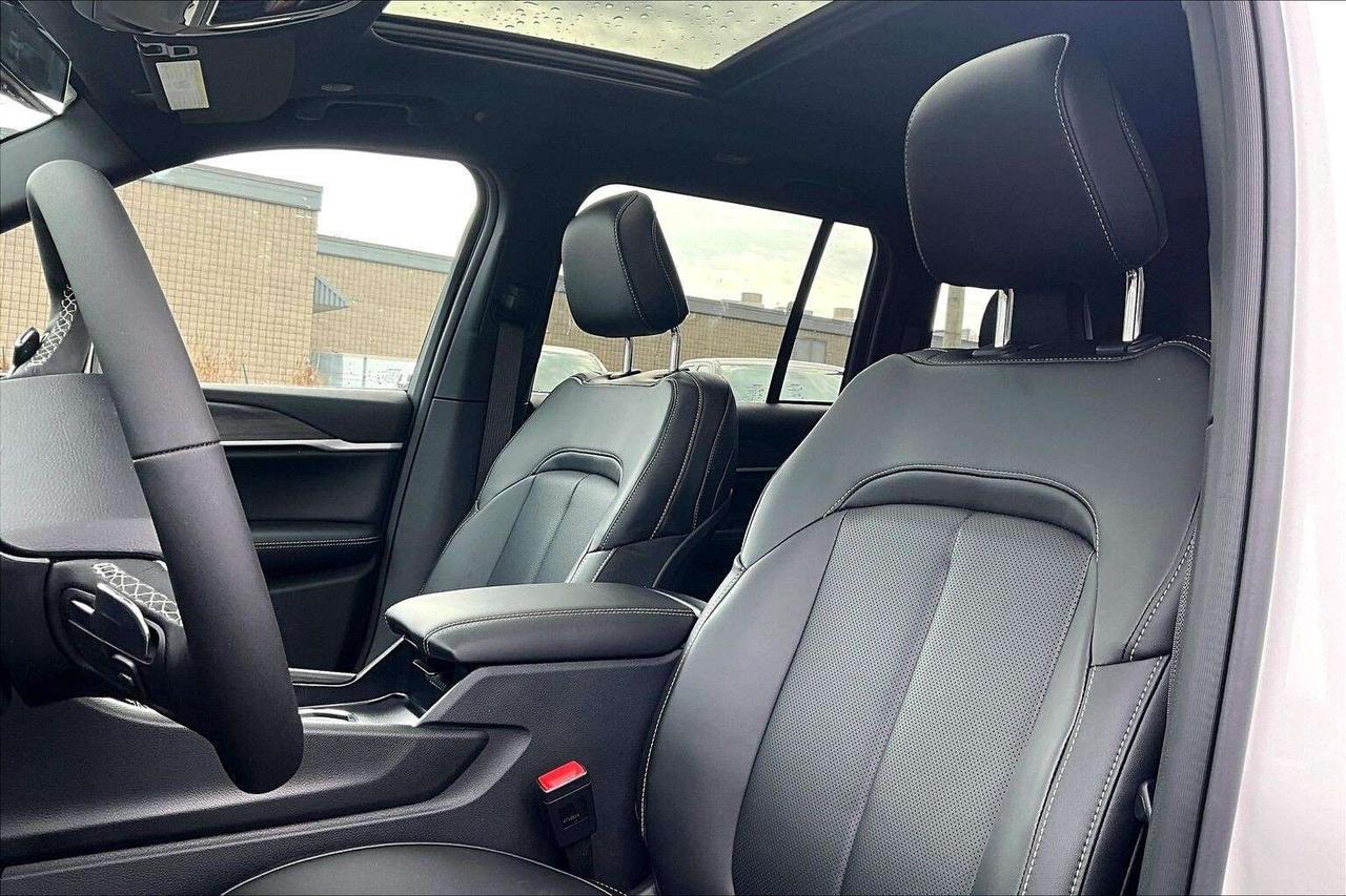 2026 Jeep Grand Cherokee LIMITED | Altitude | Pano Roof | Leather | Nav Photo4