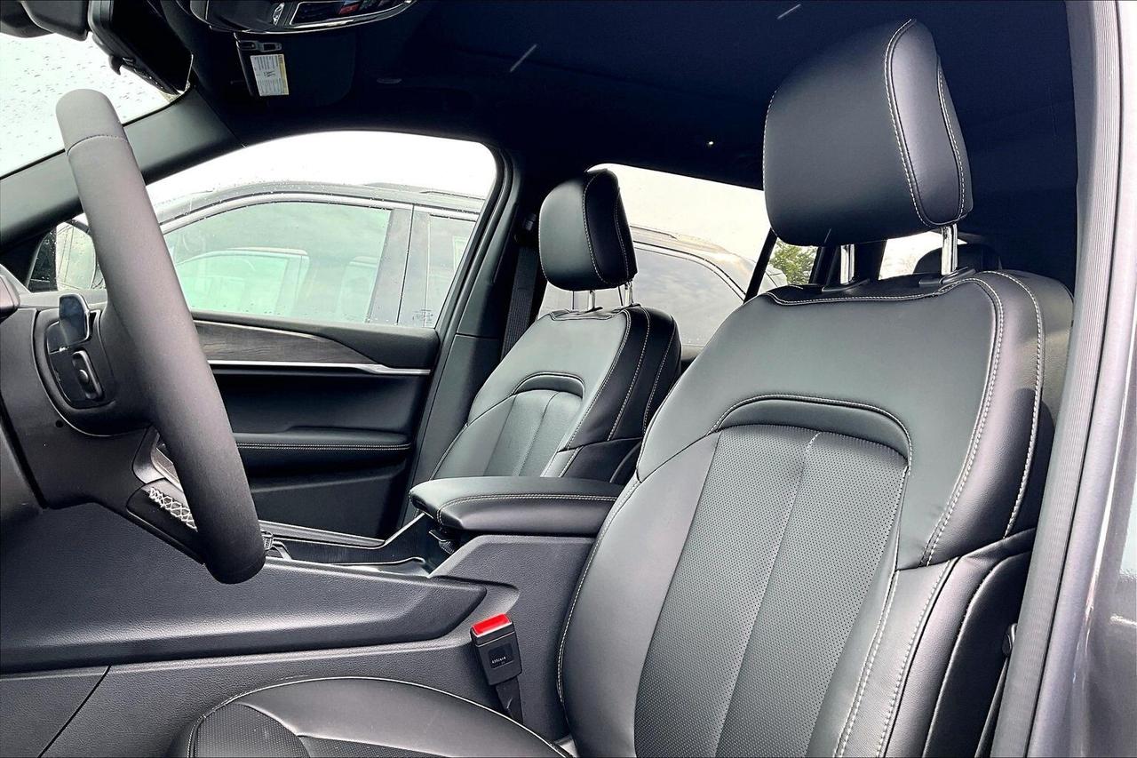 2026 Jeep Grand Cherokee LIMITED | Altitude | Pano Roof | Leather | Nav Photo4