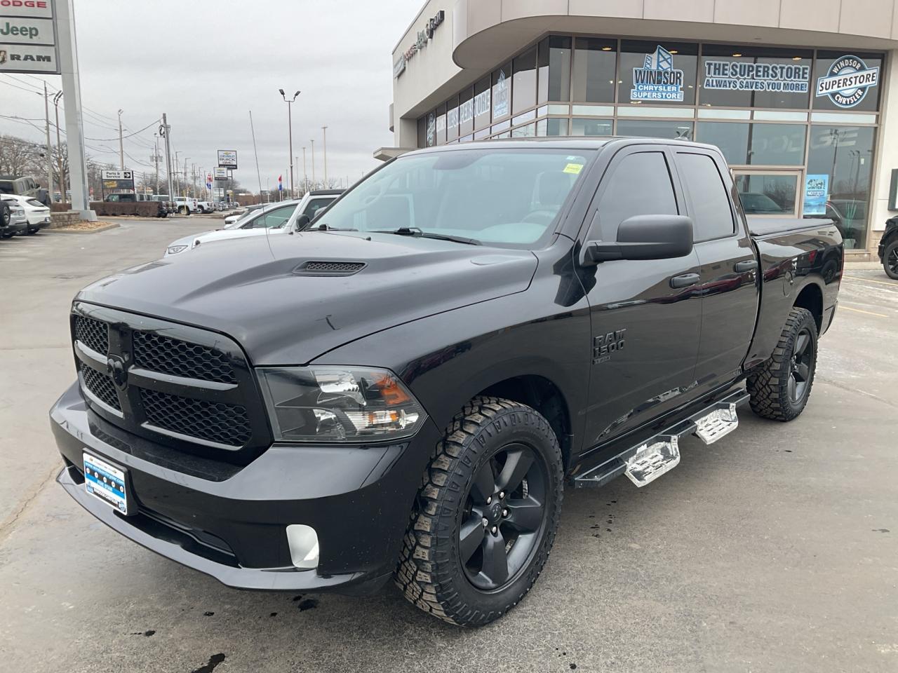 Used 2019 RAM 1500 Crew Cab EXPRESS NIGHT EDITION / V6 / APPLE CARPLAY for sale in Windsor, ON