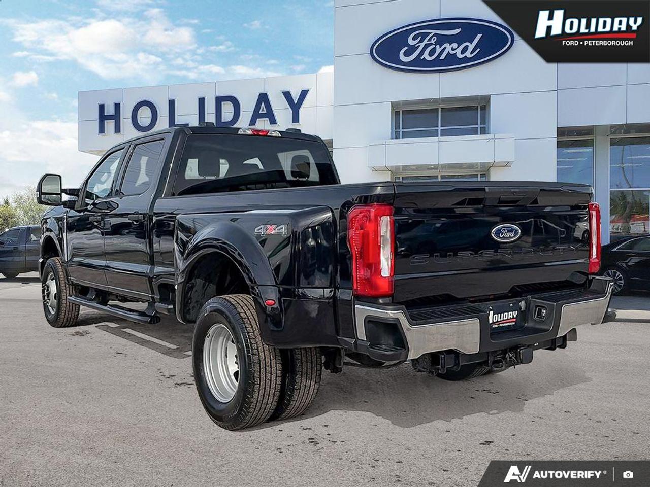 2023 Ford F-350 Super Duty DRW XLT Photo