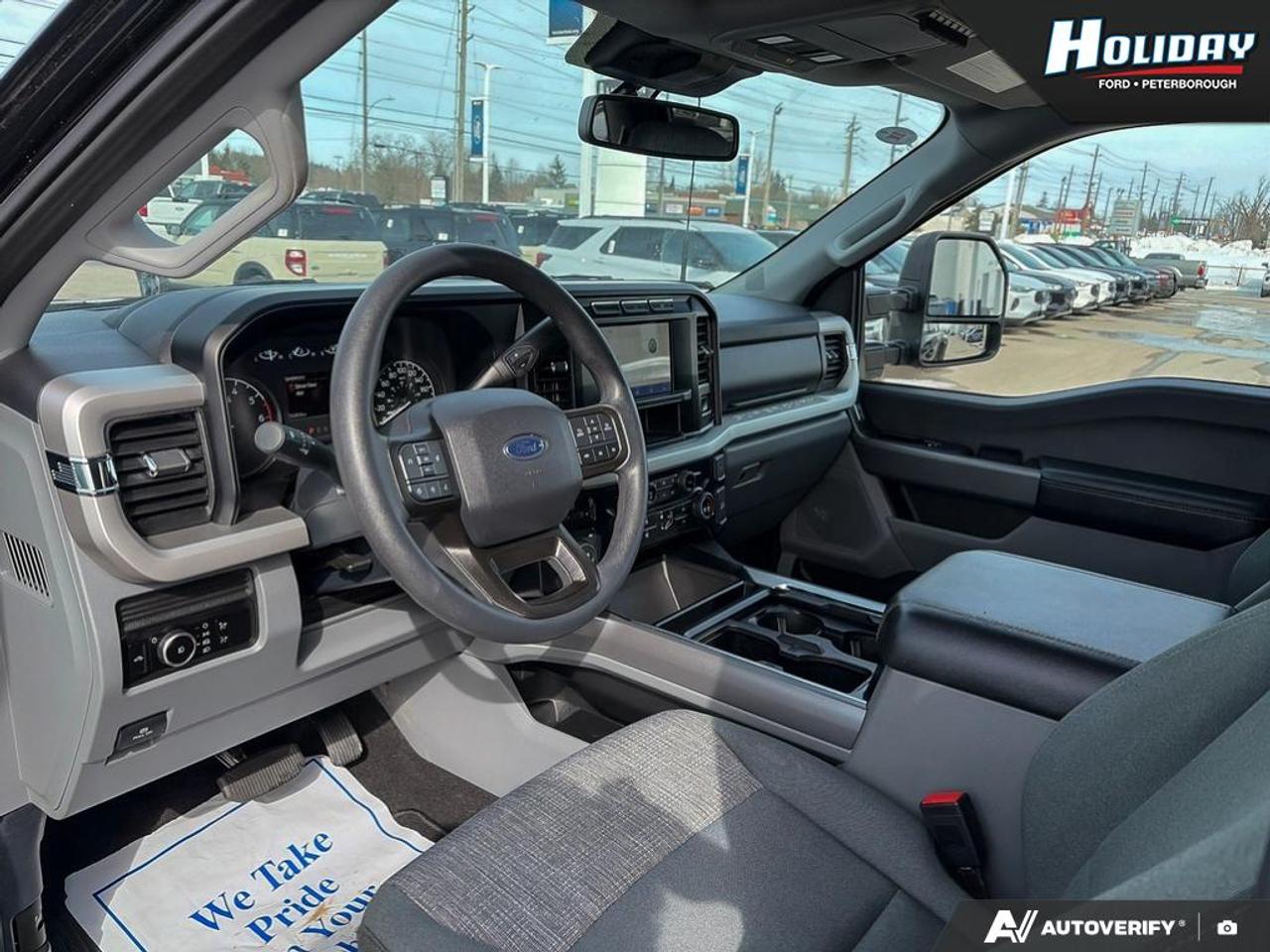 2023 Ford F-350 Super Duty DRW XLT Photo