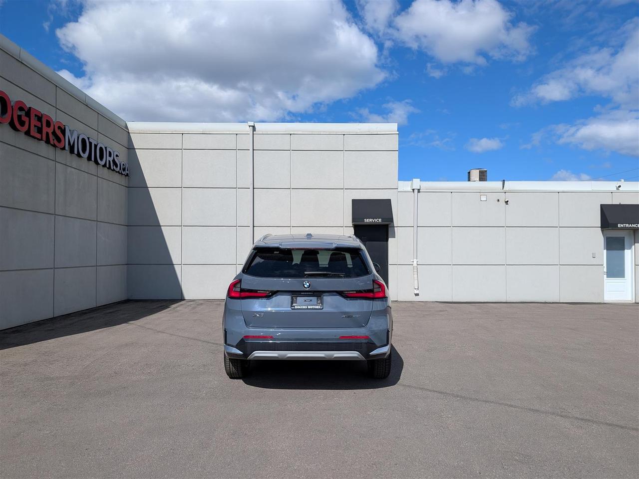2025 BMW X1 xDrive28i - PANO ROOF - LEATHER - TECH FEATS Photo3