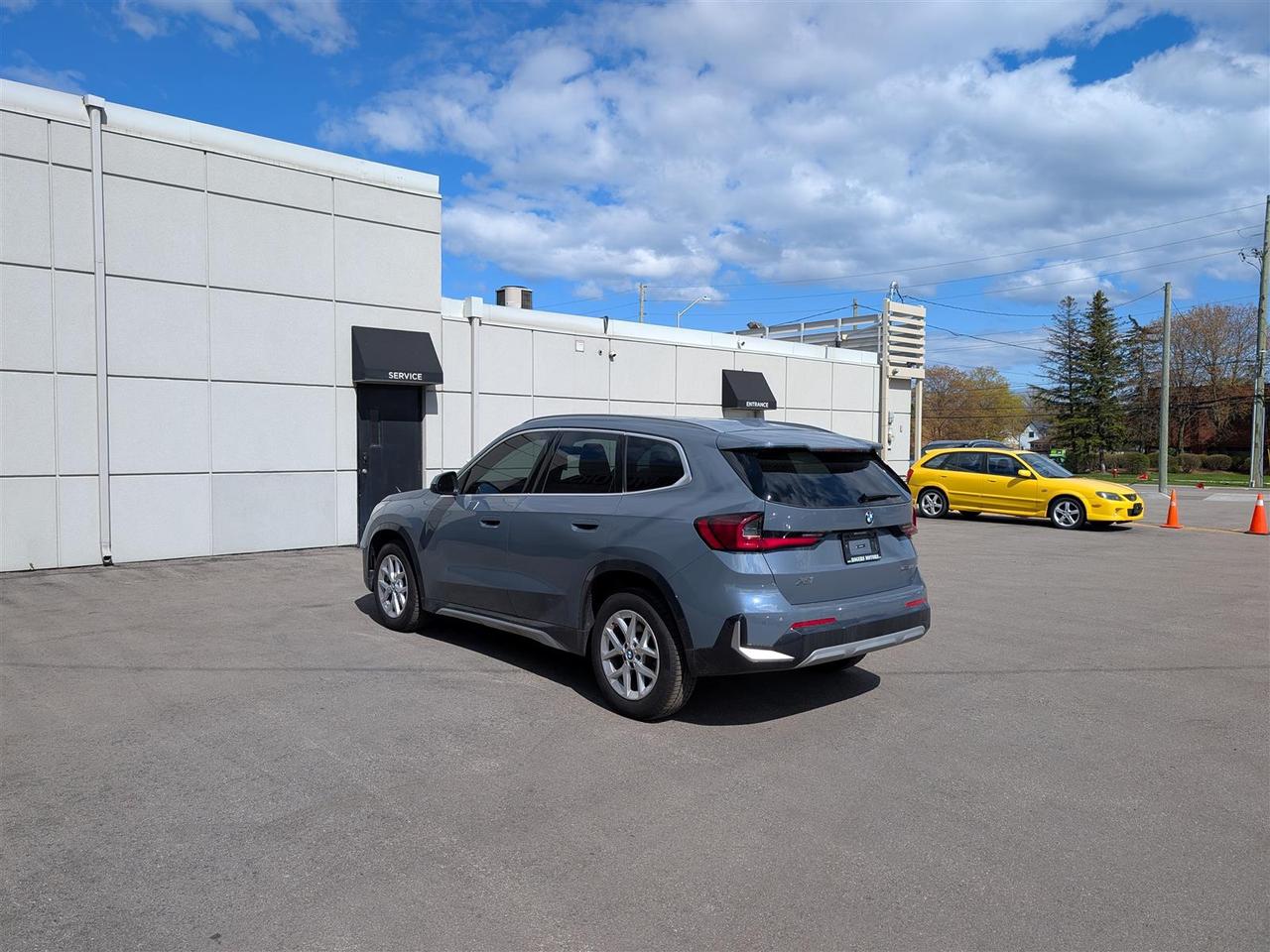 2025 BMW X1 xDrive28i - PANO ROOF - LEATHER - TECH FEATS Photo2