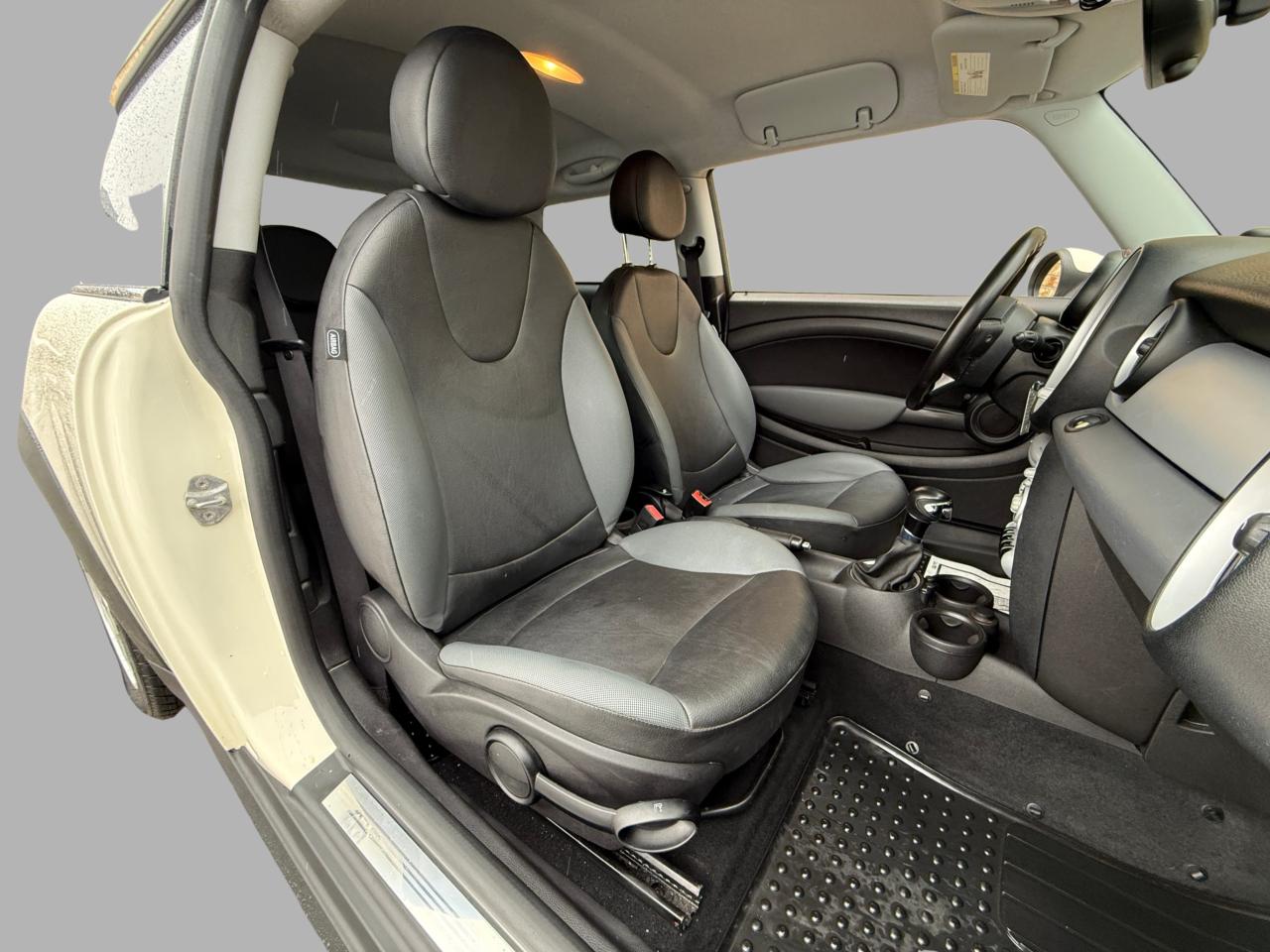 2010 MINI Cooper Hardtop 2dr Cpe Photo