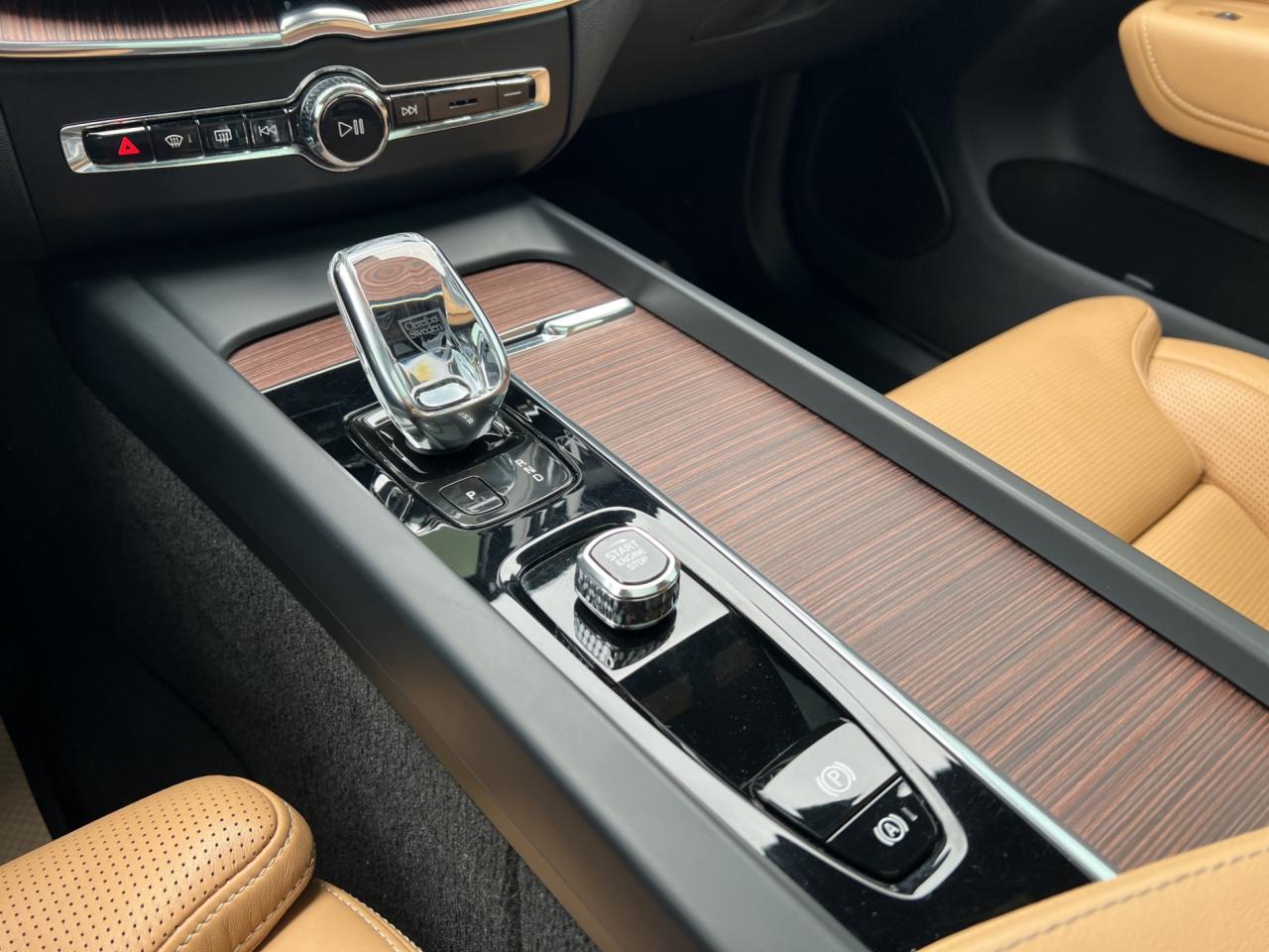 2022 Volvo XC60 B6 AWD INSCRIPTION PKG - LEATHER - MOONROOF !! Photo