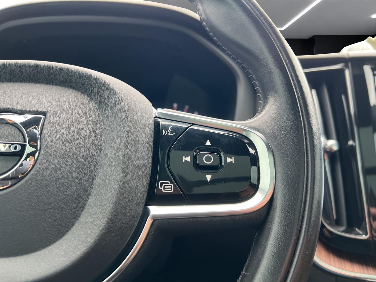 2022 Volvo XC60 B6 AWD INSCRIPTION PKG - LEATHER - MOONROOF !! Photo