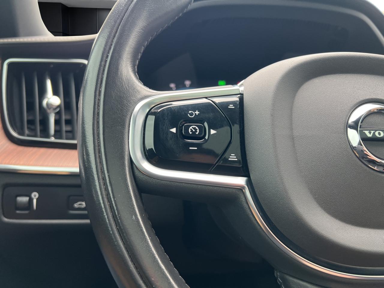 2022 Volvo XC60 B6 AWD INSCRIPTION PKG - LEATHER - MOONROOF !! Photo