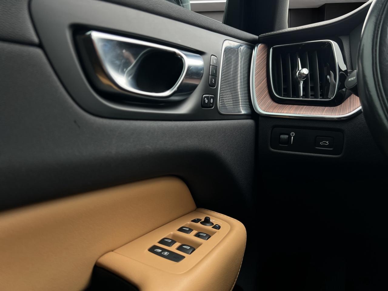 2022 Volvo XC60 B6 AWD INSCRIPTION PKG - LEATHER - MOONROOF !! Photo