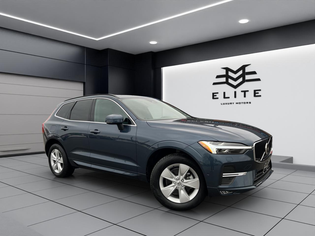 2022 Volvo XC60 B5 AWD MOMENTUM - Blind Spot Monitor !! Photo