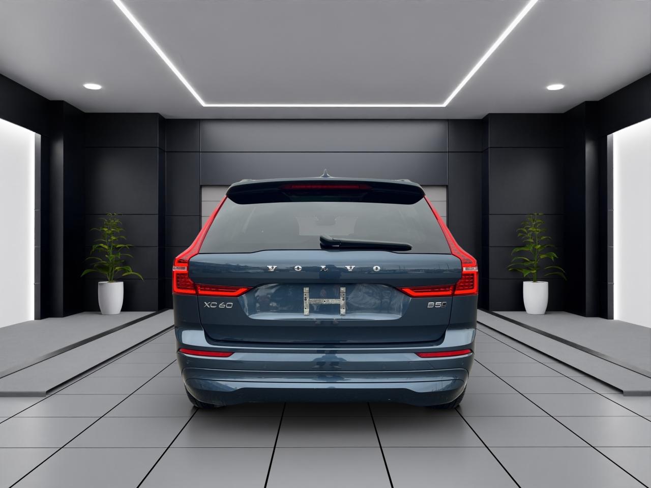 2022 Volvo XC60 B5 AWD MOMENTUM - Blind Spot Monitor !! Photo