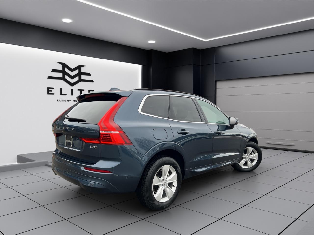 2022 Volvo XC60 B5 AWD MOMENTUM - Blind Spot Monitor !! Photo