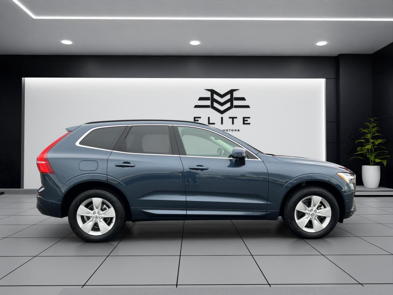 2022 Volvo XC60 B5 AWD MOMENTUM - Blind Spot Monitor !! Photo