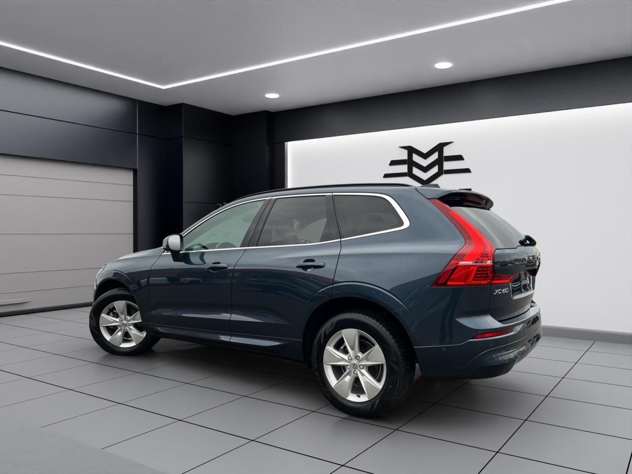 2022 Volvo XC60 B5 AWD MOMENTUM - Blind Spot Monitor !! Photo