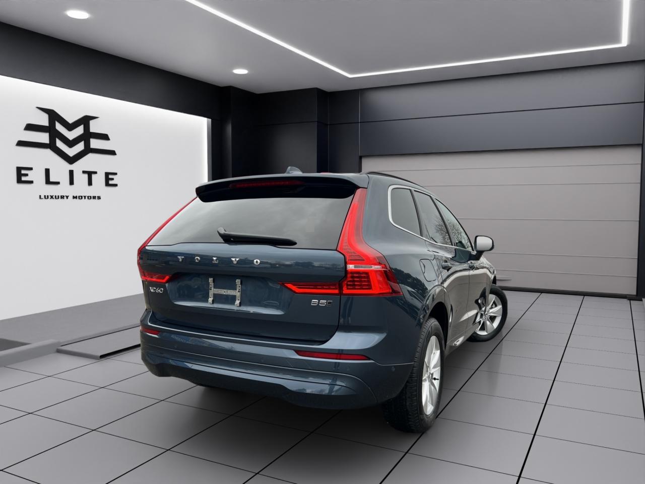 2022 Volvo XC60 B5 AWD MOMENTUM - Blind Spot Monitor !! Photo