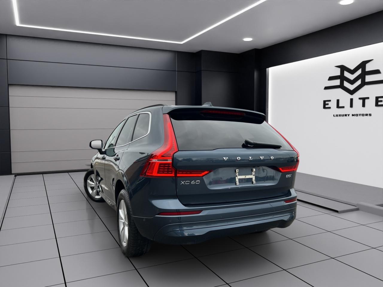 2022 Volvo XC60 B5 AWD MOMENTUM - Blind Spot Monitor !! Photo