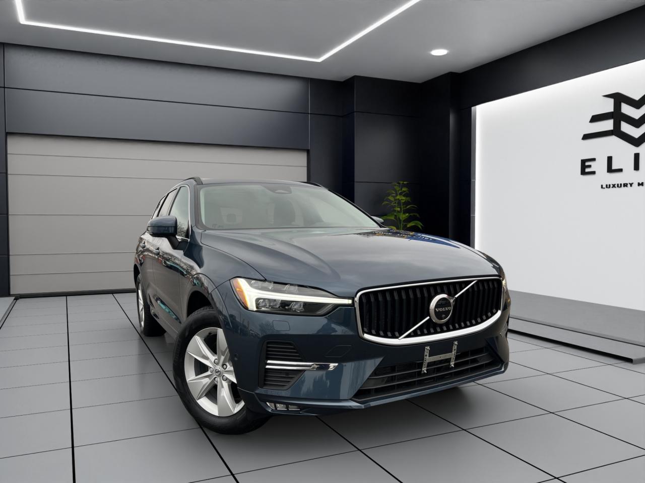 2022 Volvo XC60 B5 AWD MOMENTUM - Blind Spot Monitor !! Photo