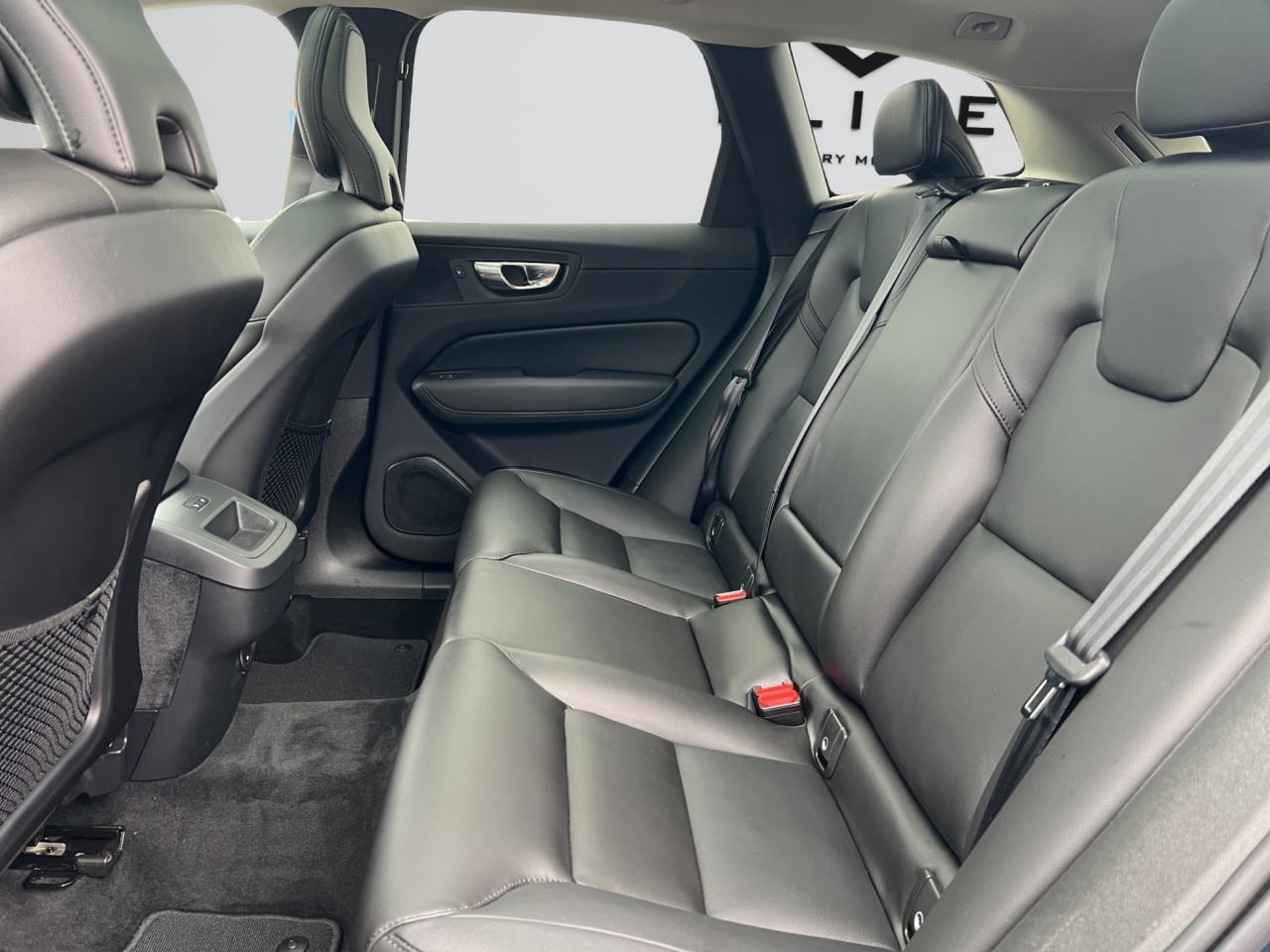 2022 Volvo XC60 B5 AWD MOMENTUM - Blind Spot Monitor !! Photo