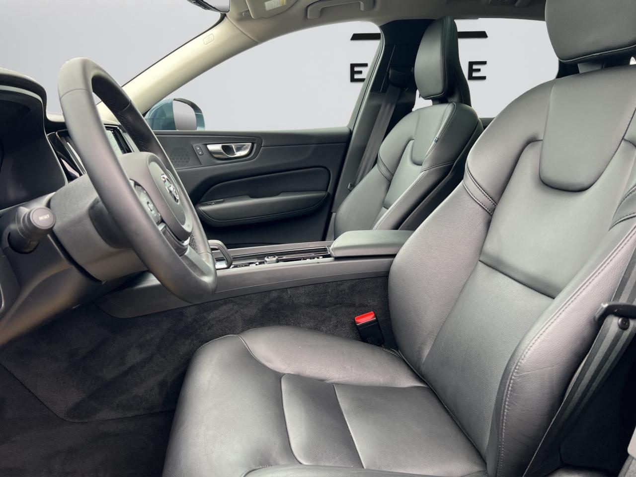 2022 Volvo XC60 B5 AWD MOMENTUM - Blind Spot Monitor !! Photo