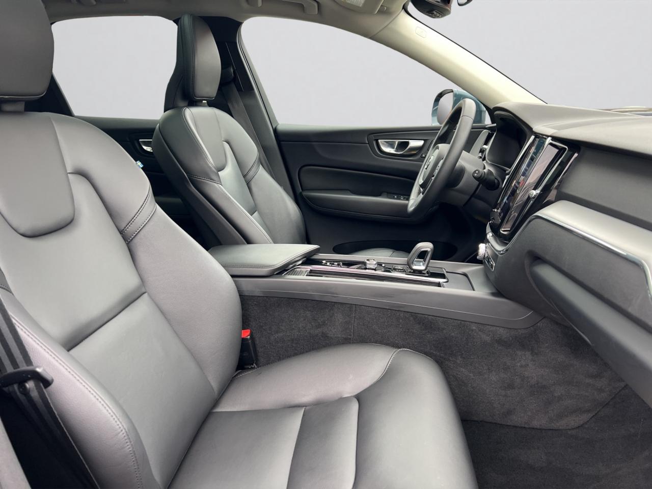 2022 Volvo XC60 B5 AWD MOMENTUM - Blind Spot Monitor !! Photo