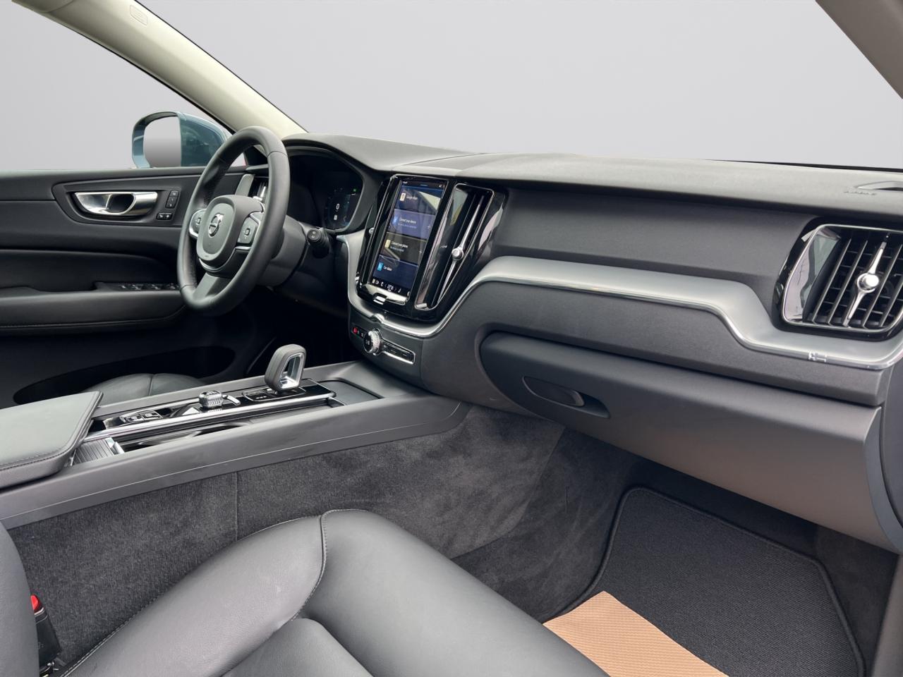 2022 Volvo XC60 B5 AWD MOMENTUM - Blind Spot Monitor !! Photo