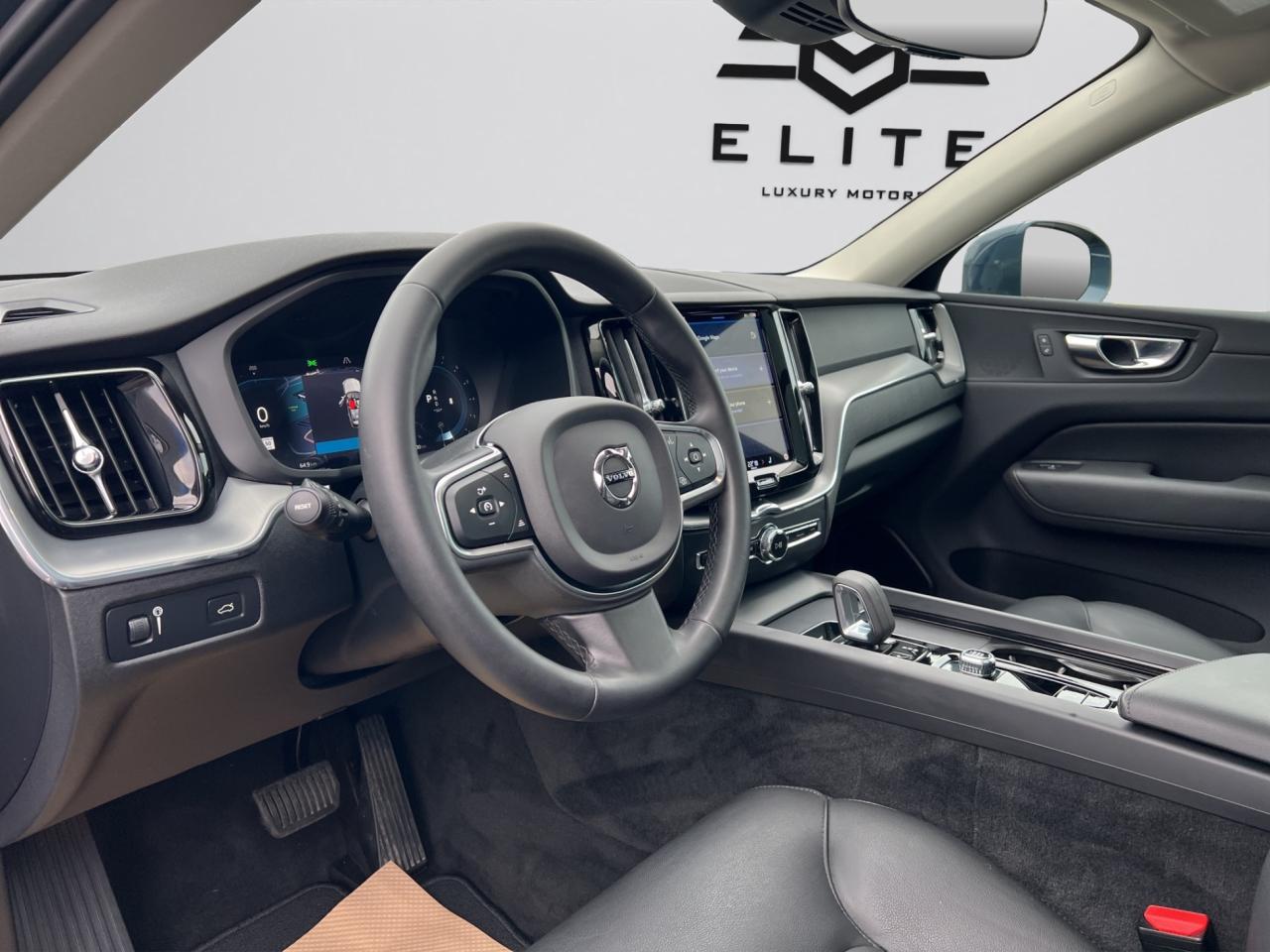 2022 Volvo XC60 B5 AWD MOMENTUM - Blind Spot Monitor !! Photo