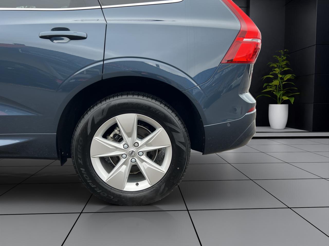 2022 Volvo XC60 B5 AWD MOMENTUM - Blind Spot Monitor !! Photo