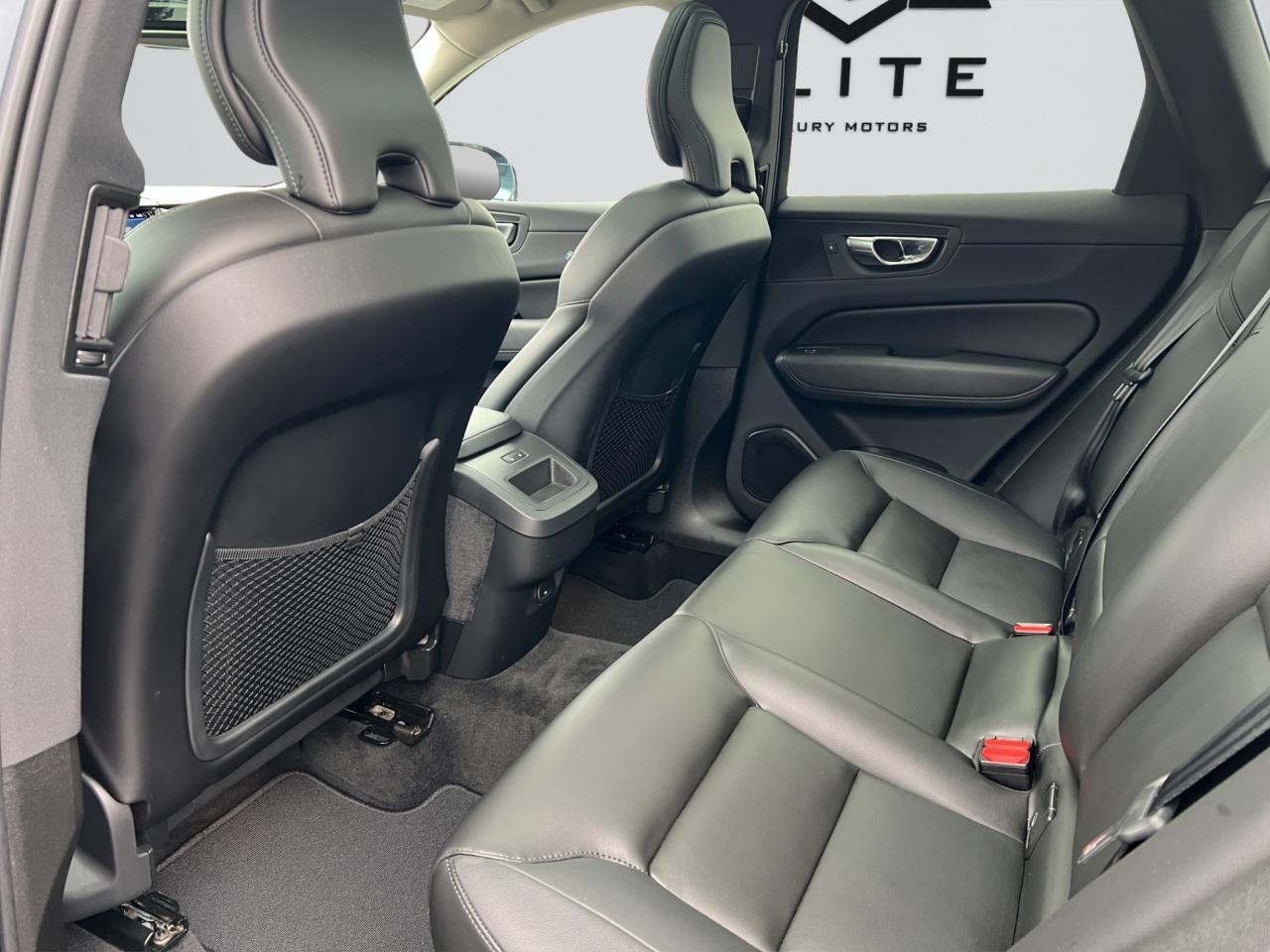 2022 Volvo XC60 B5 AWD MOMENTUM - Blind Spot Monitor !! Photo