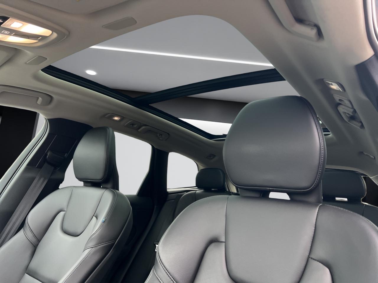 2022 Volvo XC60 B5 AWD MOMENTUM - Blind Spot Monitor !! Photo