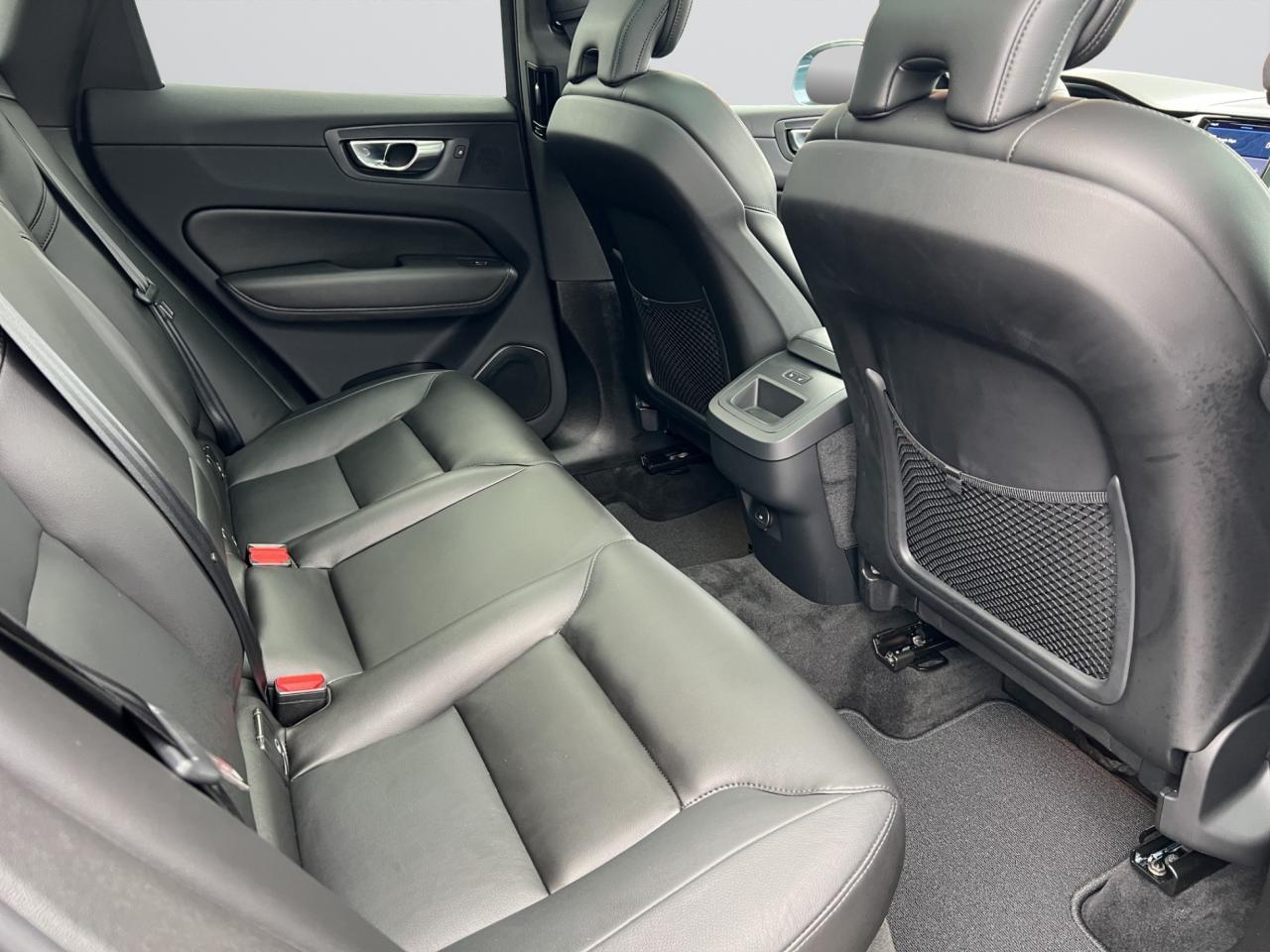 2022 Volvo XC60 B5 AWD MOMENTUM - Blind Spot Monitor !! Photo