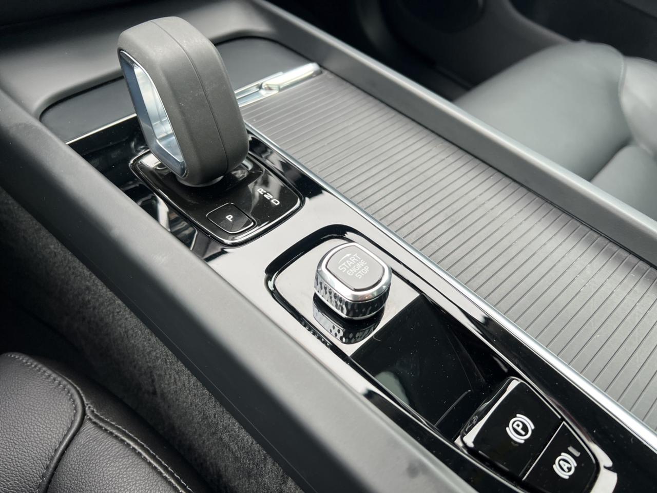 2022 Volvo XC60 B5 AWD MOMENTUM - Blind Spot Monitor !! Photo