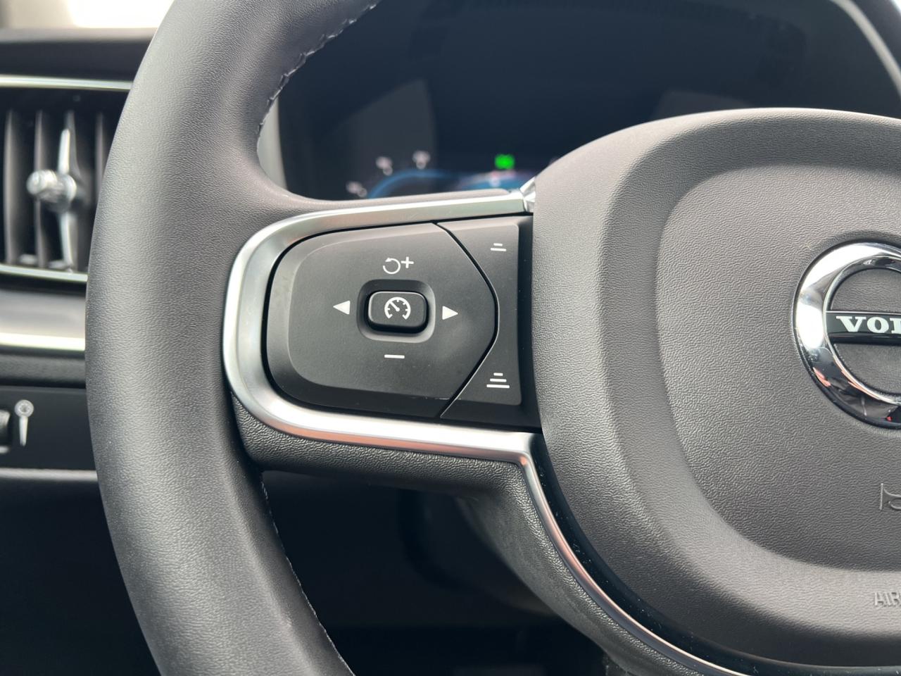 2022 Volvo XC60 B5 AWD MOMENTUM - Blind Spot Monitor !! Photo