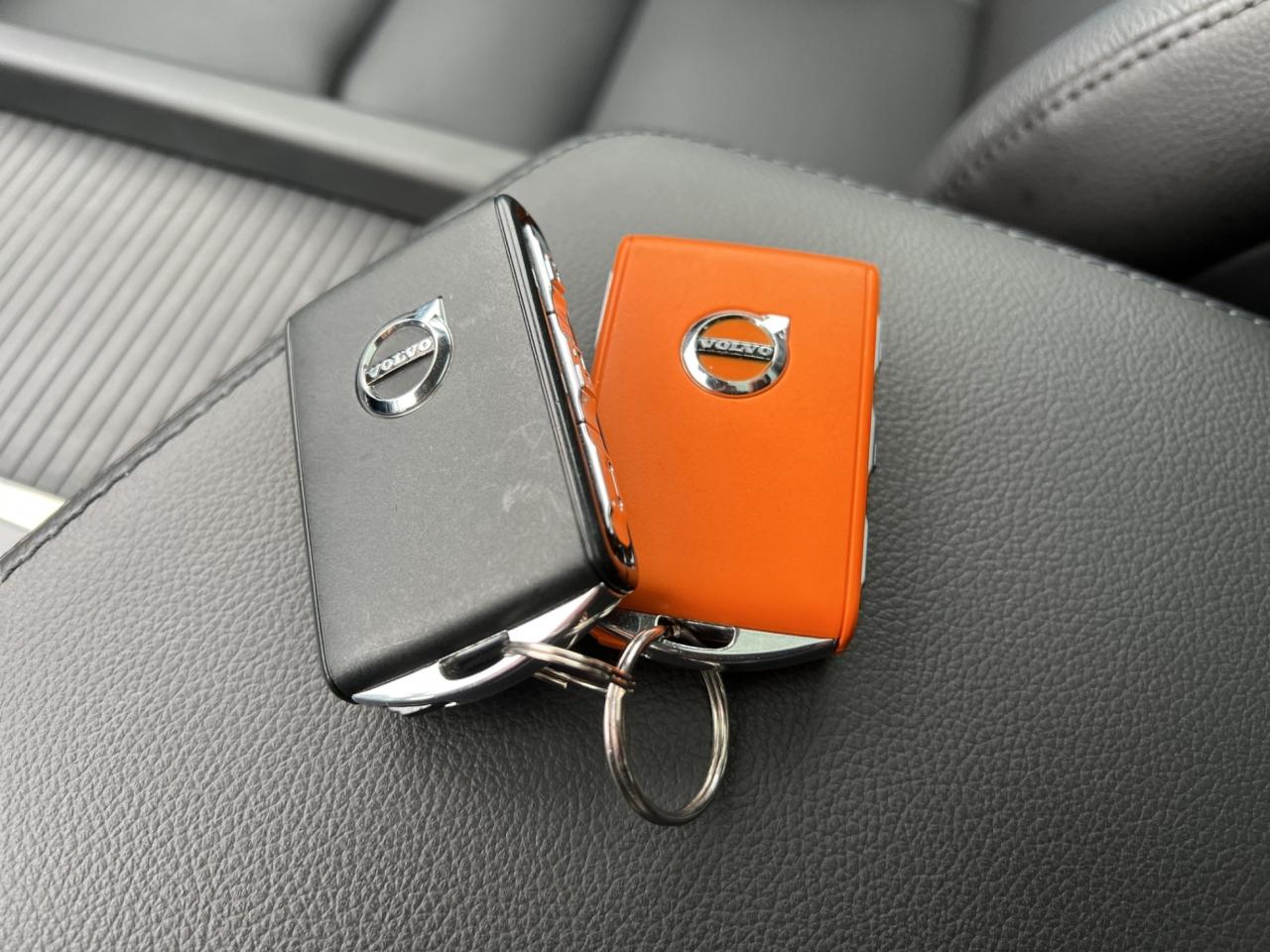 2022 Volvo XC60 B5 AWD MOMENTUM - Blind Spot Monitor !! Photo