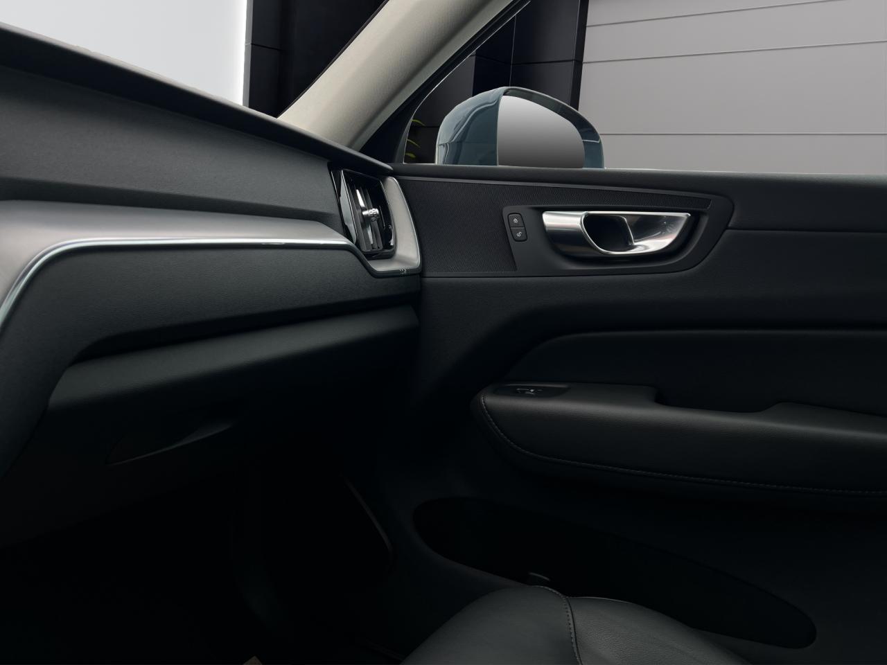 2022 Volvo XC60 B5 AWD MOMENTUM - Blind Spot Monitor !! Photo