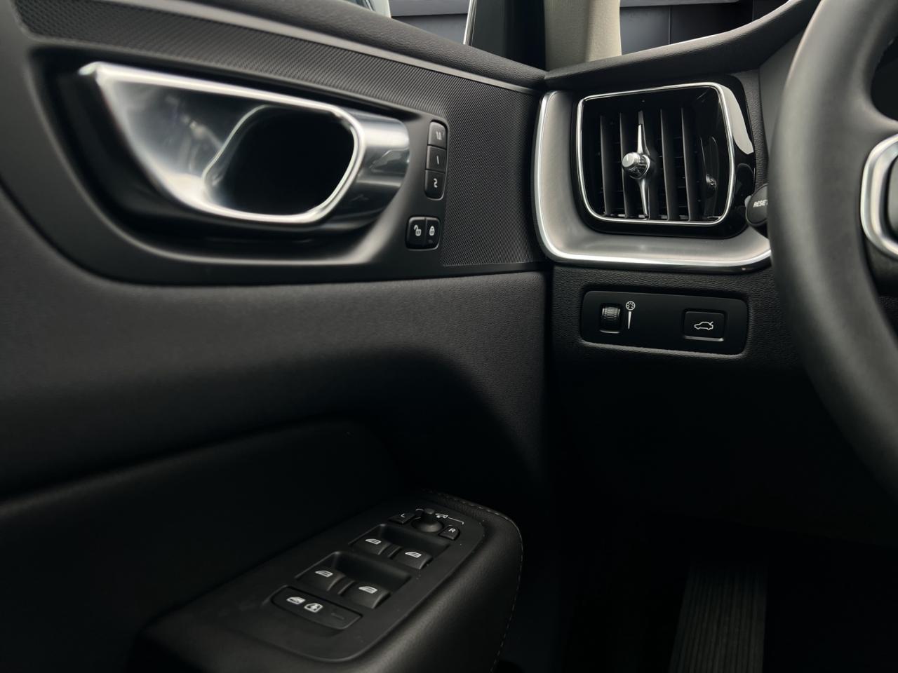 2022 Volvo XC60 B5 AWD MOMENTUM - Blind Spot Monitor !! Photo