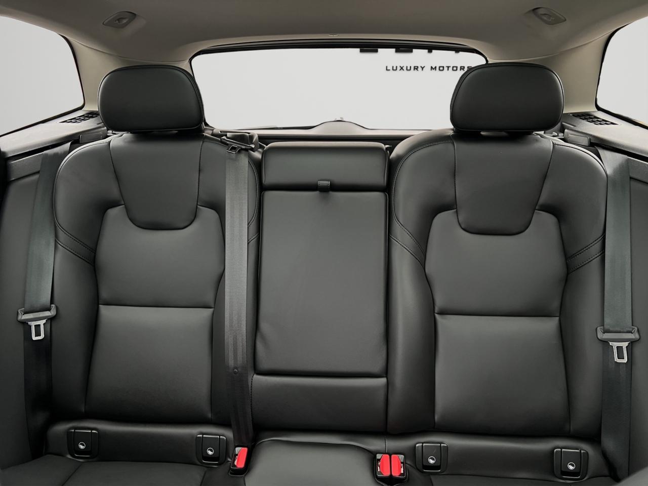 2022 Volvo XC60 B5 AWD MOMENTUM - Blind Spot Monitor !! Photo