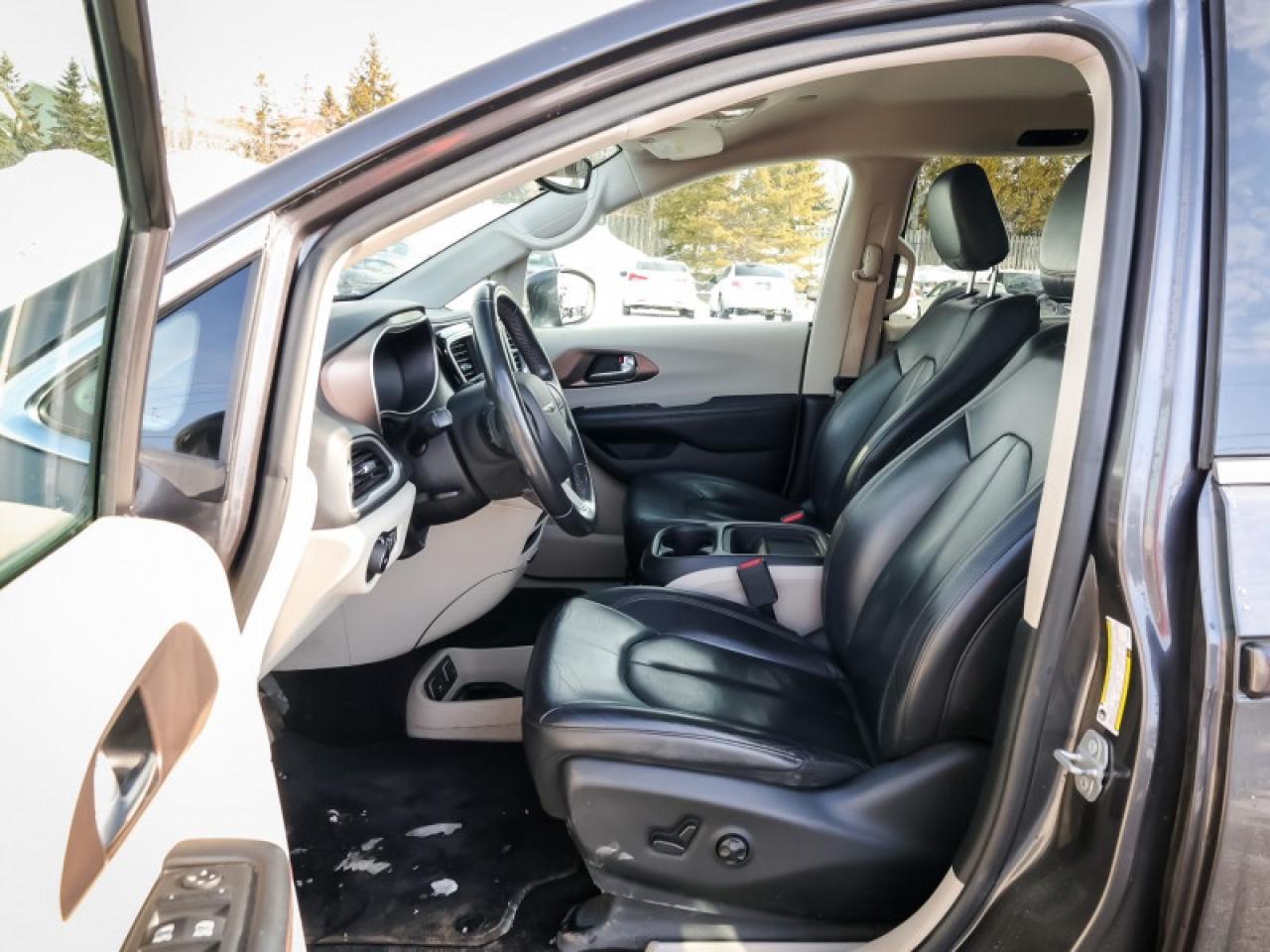 2018 Chrysler Pacifica Touring-L  - Leather Seats Photo