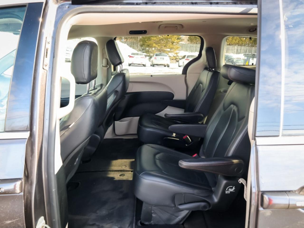 2018 Chrysler Pacifica Touring-L  - Leather Seats Photo