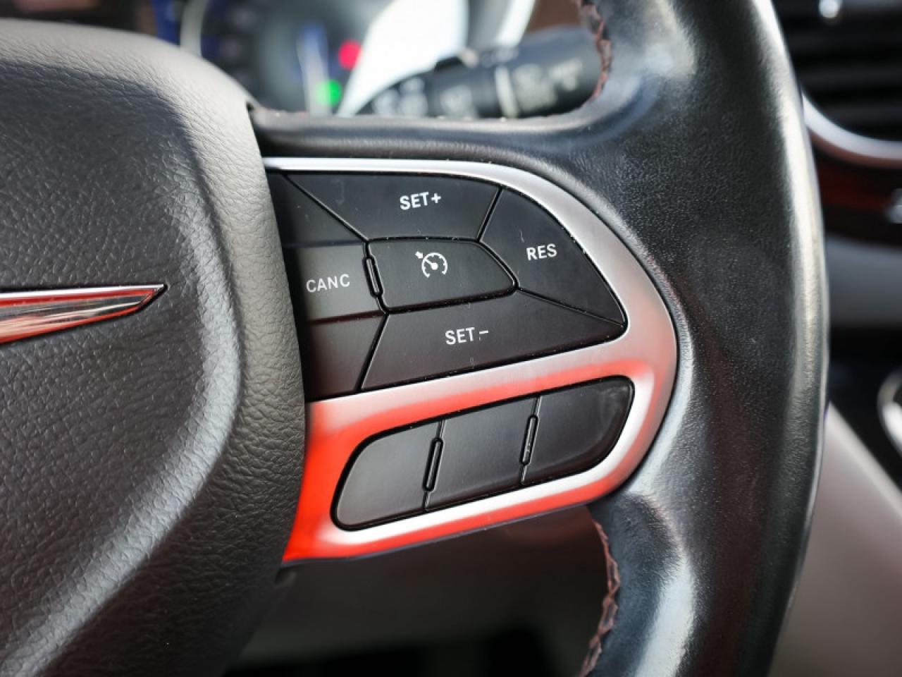 2018 Chrysler Pacifica Touring-L  - Leather Seats Photo