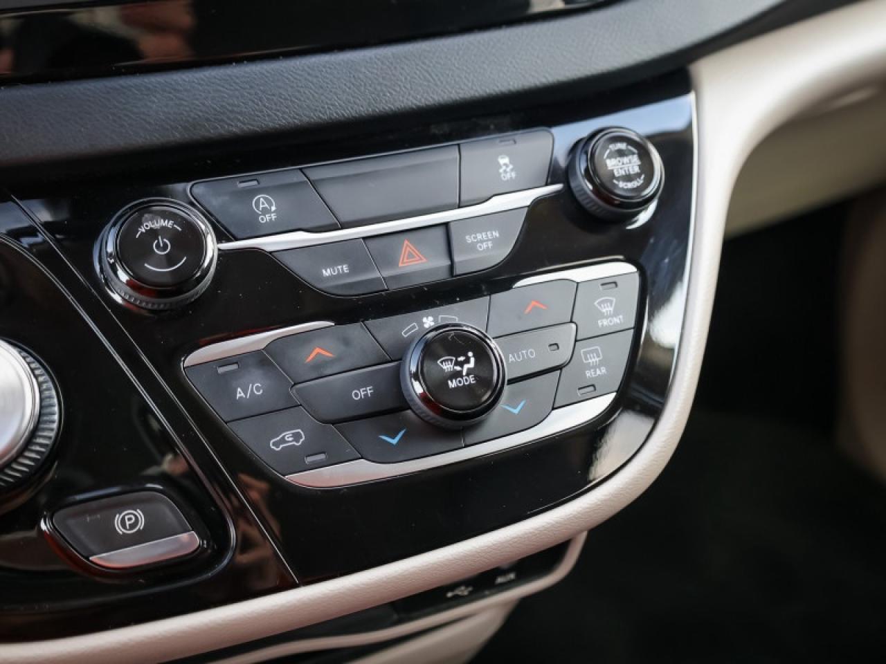 2018 Chrysler Pacifica Touring-L  - Leather Seats Photo