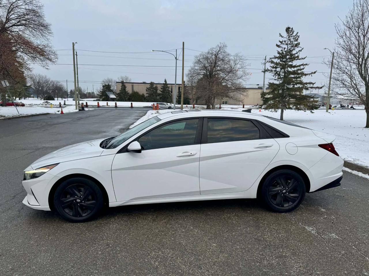 2021 Hyundai Elantra Preferred Sun & Tech pkg Photo