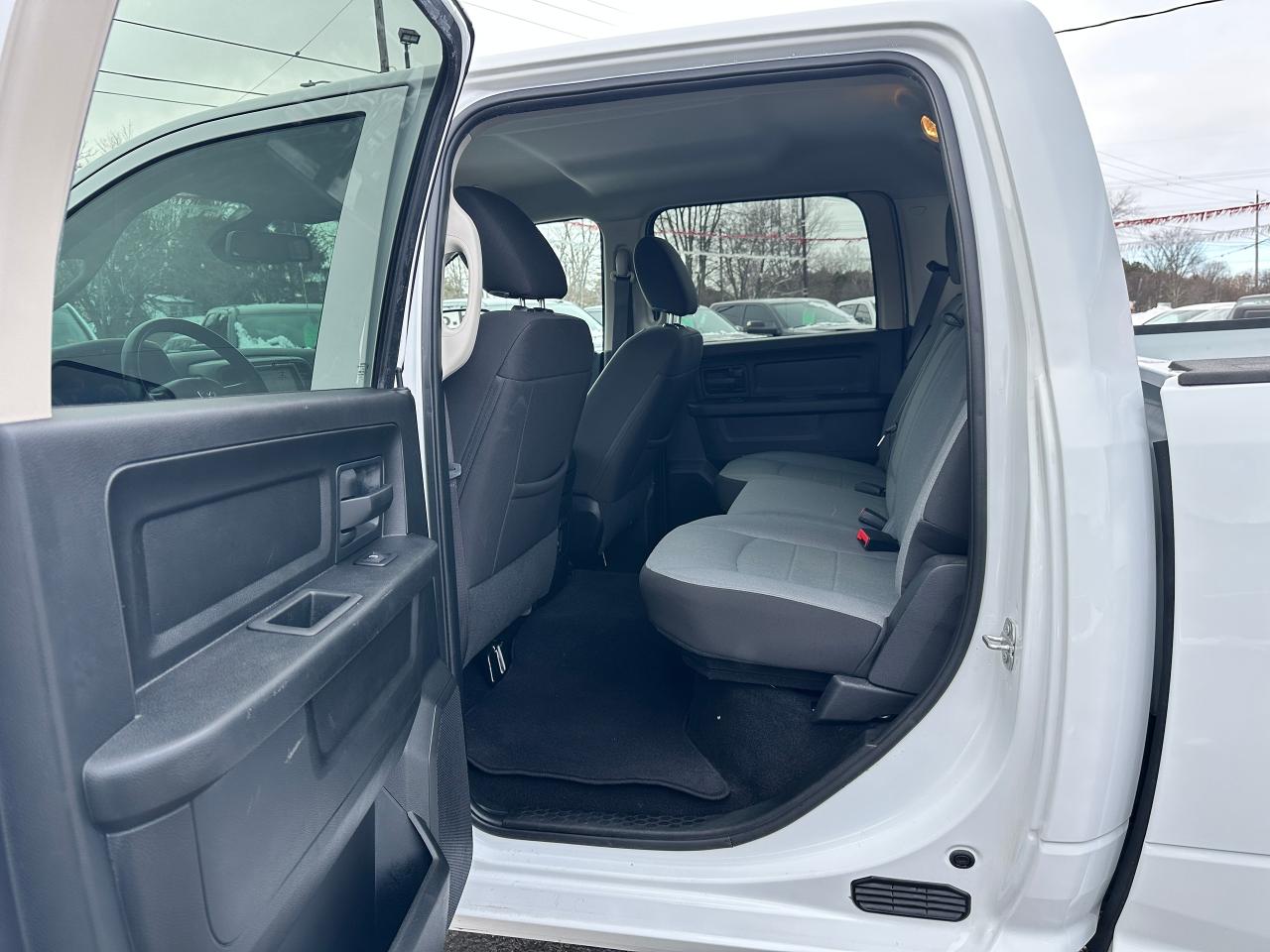 2022 RAM 1500 Classic Express4X4 Crew 5.7L HTD Cloth FM/XM CarPlay RvCam Photo