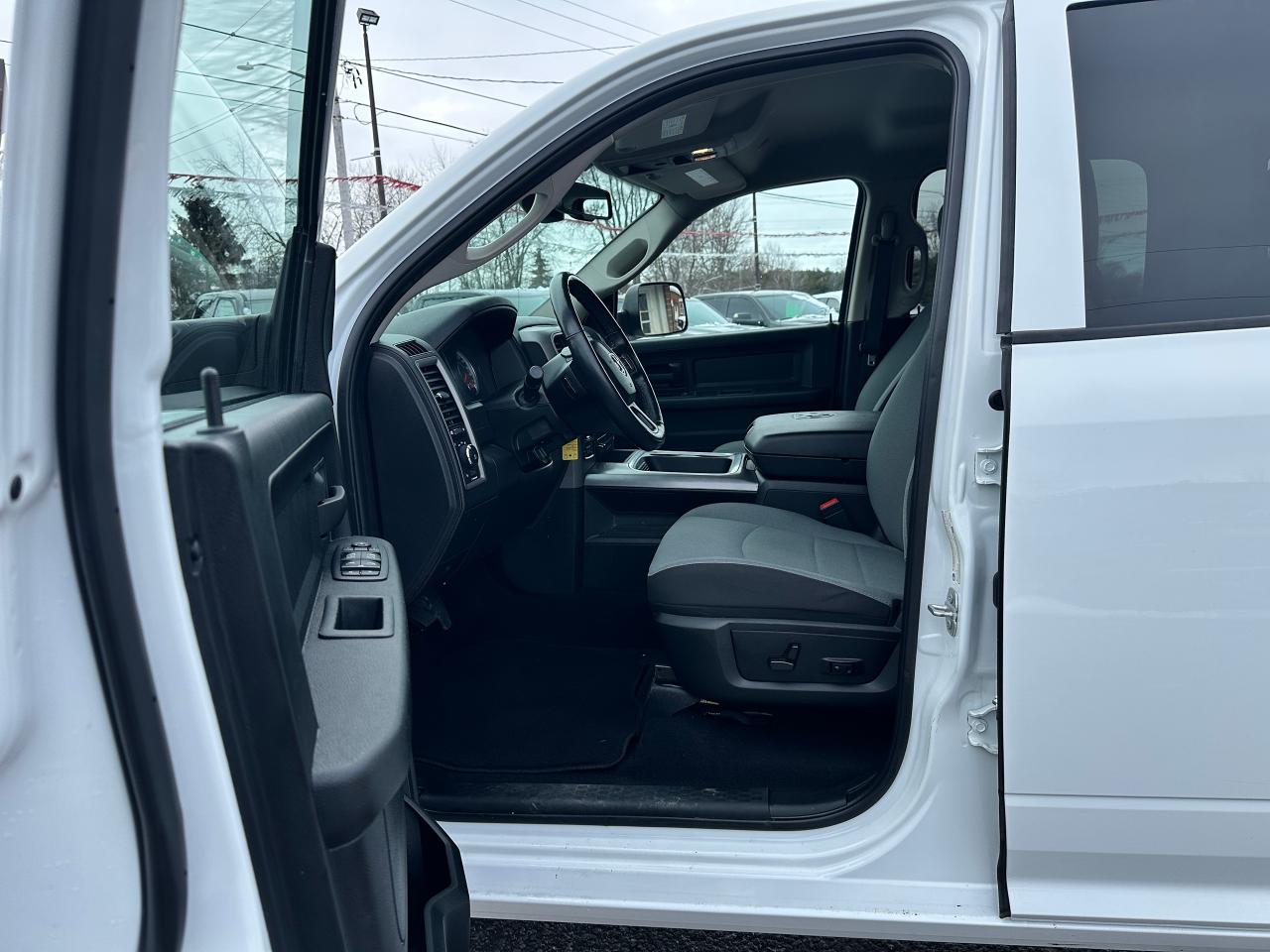 2022 RAM 1500 Classic Express4X4 Crew 5.7L HTD Cloth FM/XM CarPlay RvCam Photo