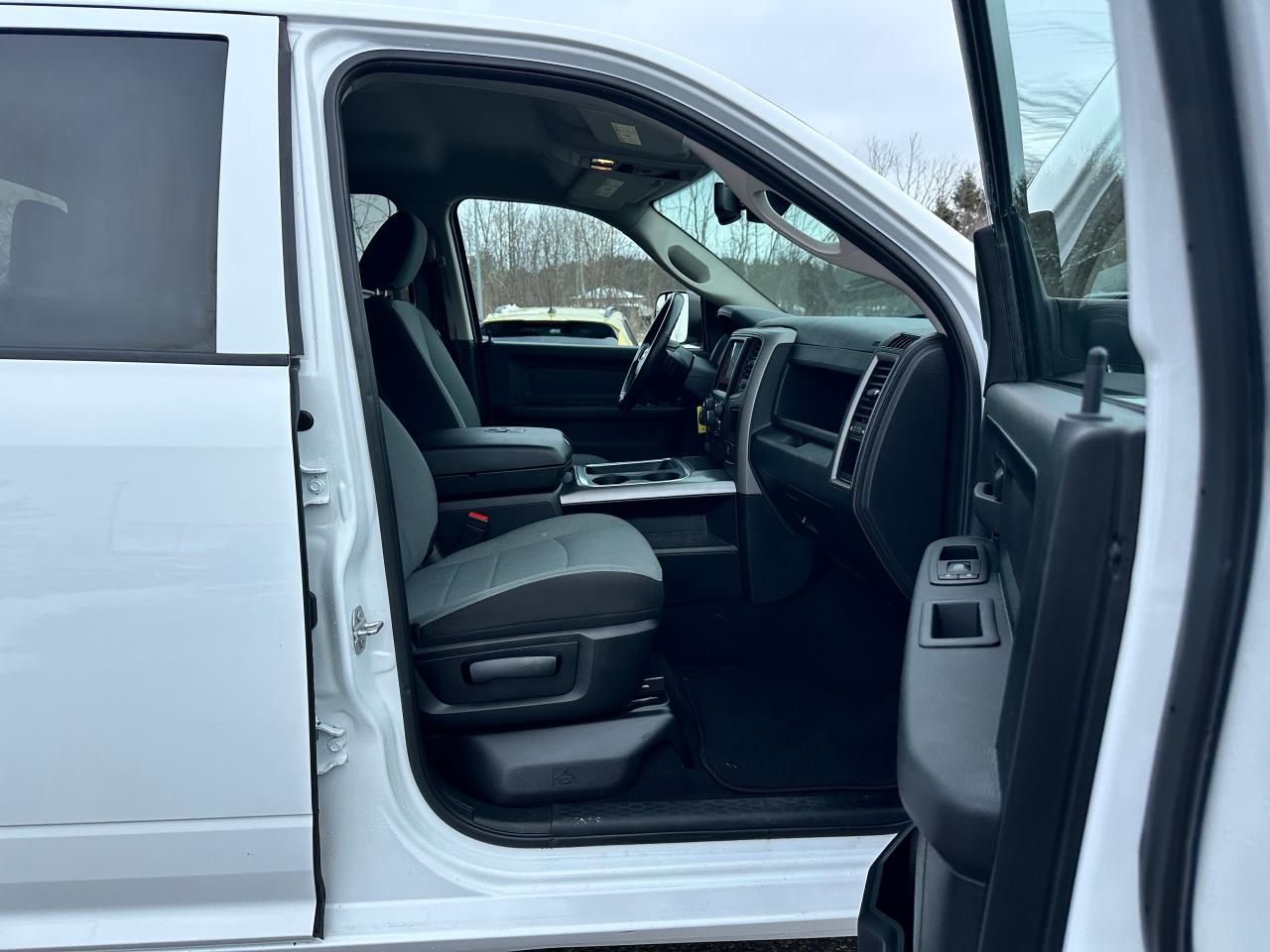 2022 RAM 1500 Classic Express4X4 Crew 5.7L HTD Cloth FM/XM CarPlay RvCam Photo