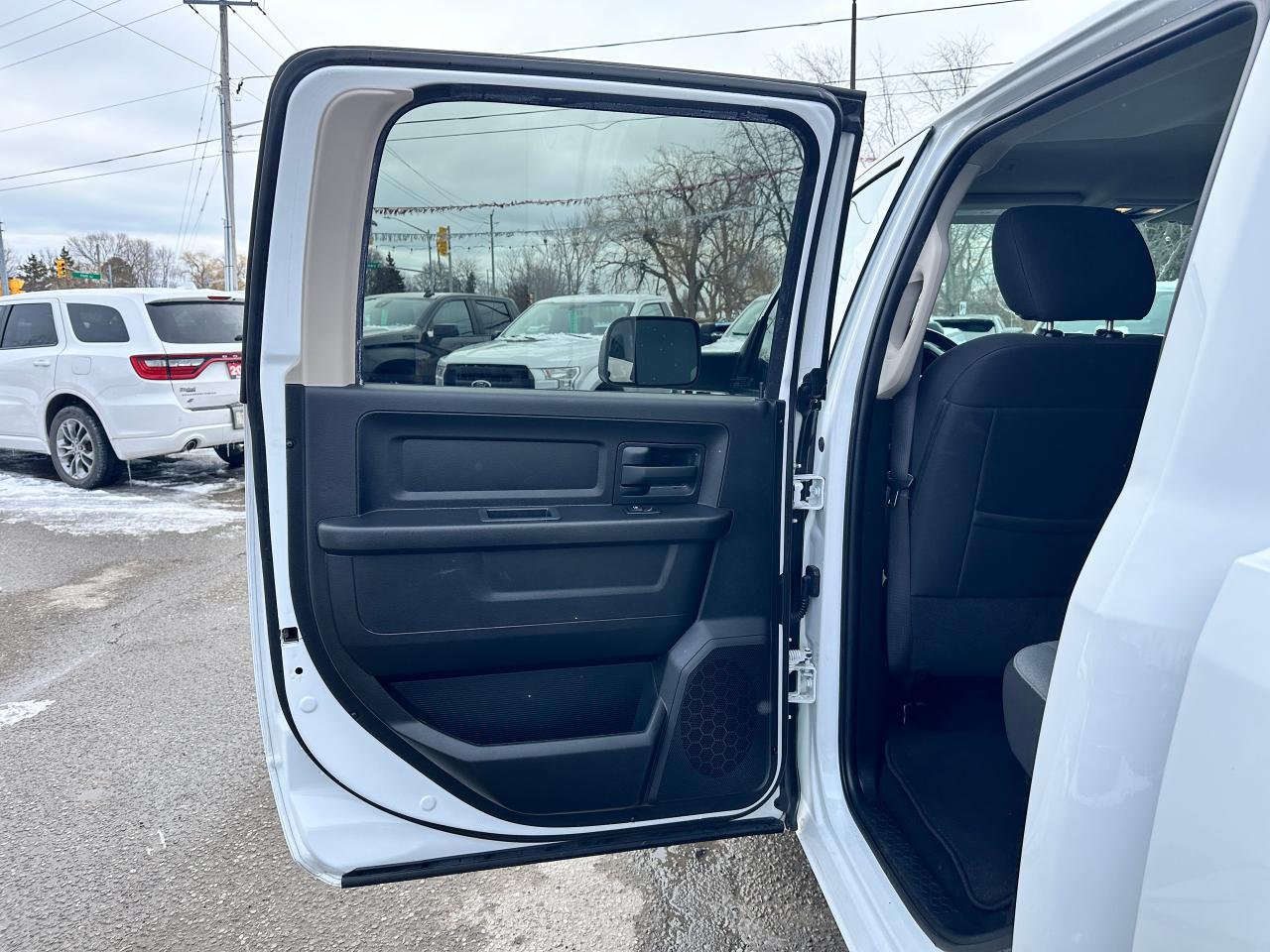 2022 RAM 1500 Classic Express4X4 Crew 5.7L HTD Cloth FM/XM CarPlay RvCam Photo