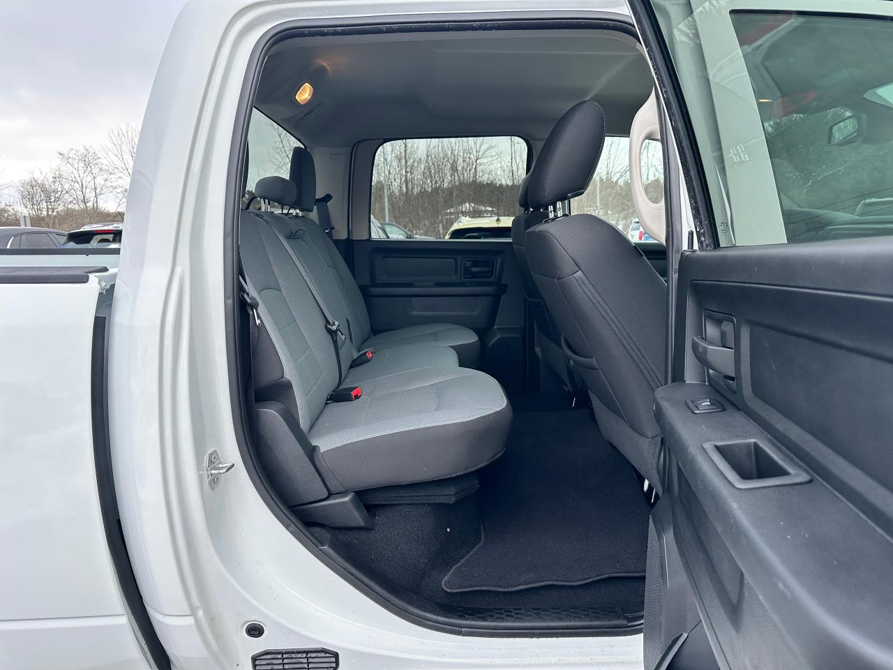 2022 RAM 1500 Classic Express4X4 Crew 5.7L HTD Cloth FM/XM CarPlay RvCam Photo