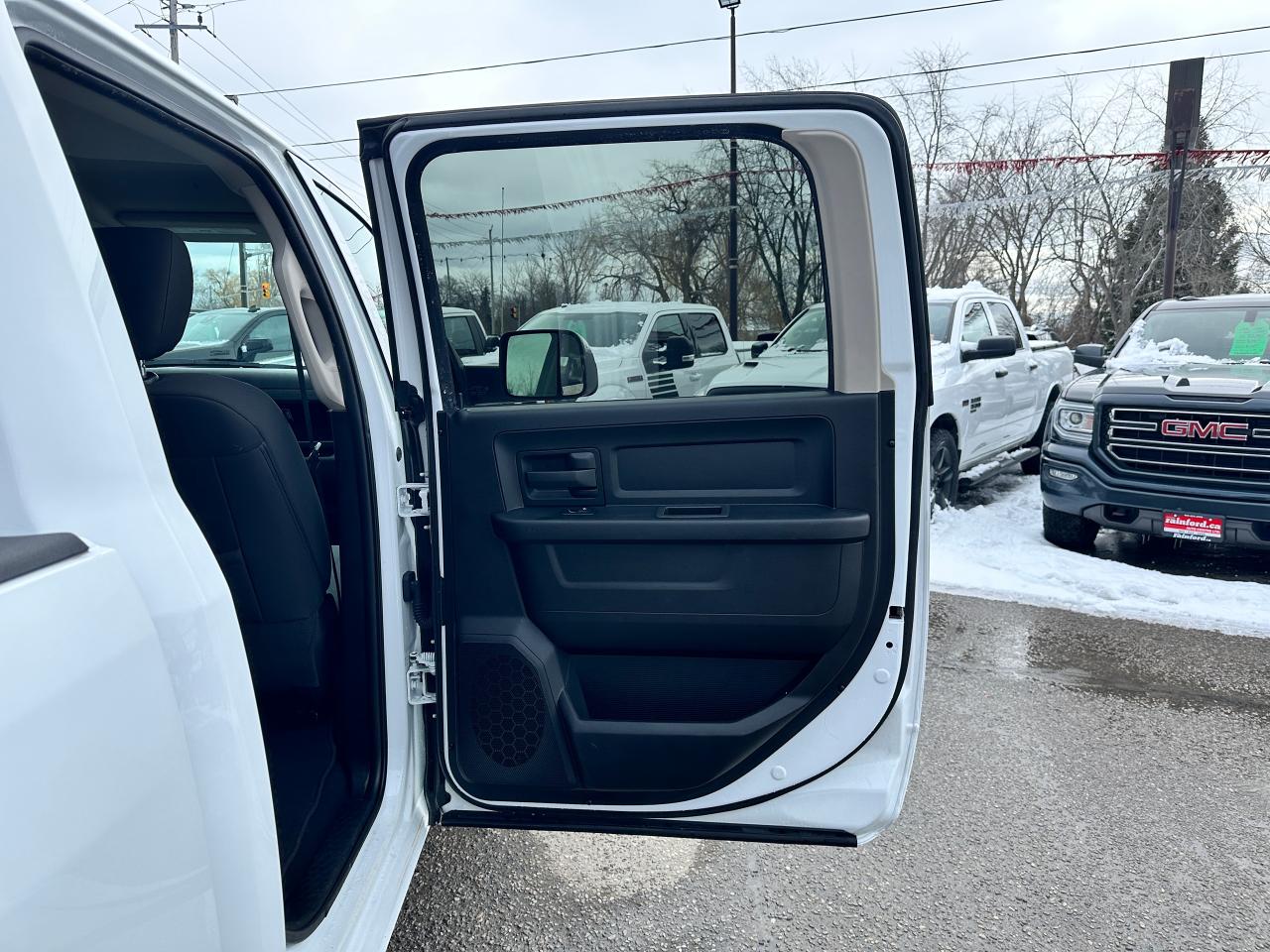 2022 RAM 1500 Classic Express4X4 Crew 5.7L HTD Cloth FM/XM CarPlay RvCam Photo